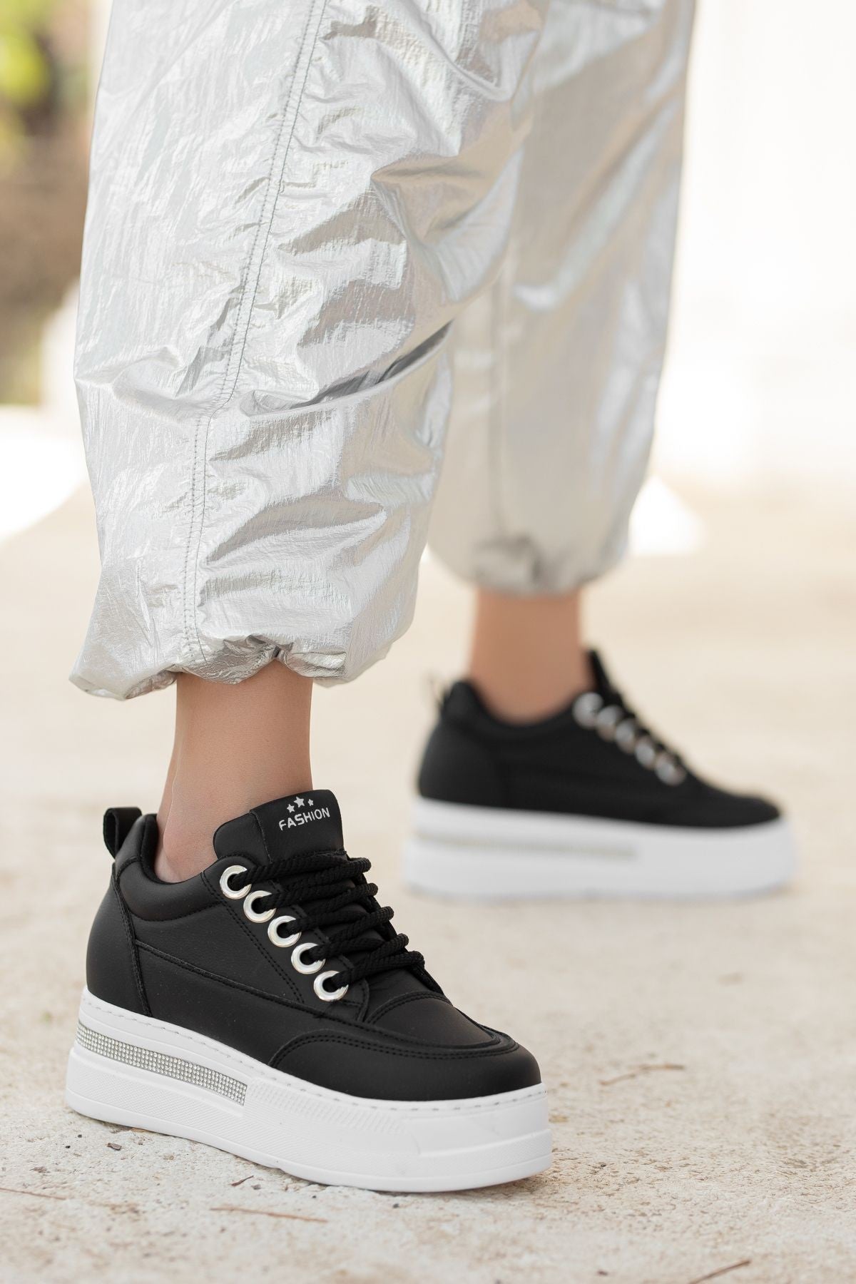 Lulu Siyah Cilt Beyaz Tabanlı Bağcıklı Spor Ayakkabı