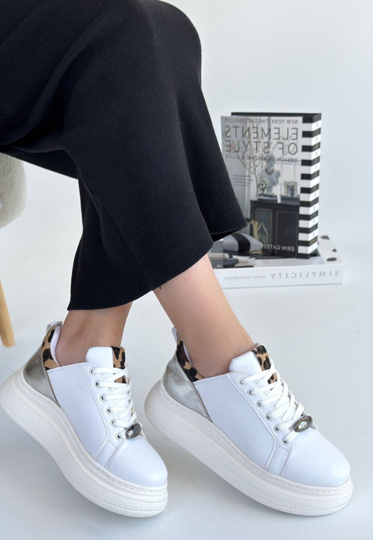 Gasta Beyaz Cilt Gümüş Detaylı Bağcıklı Spor Ayakkabı