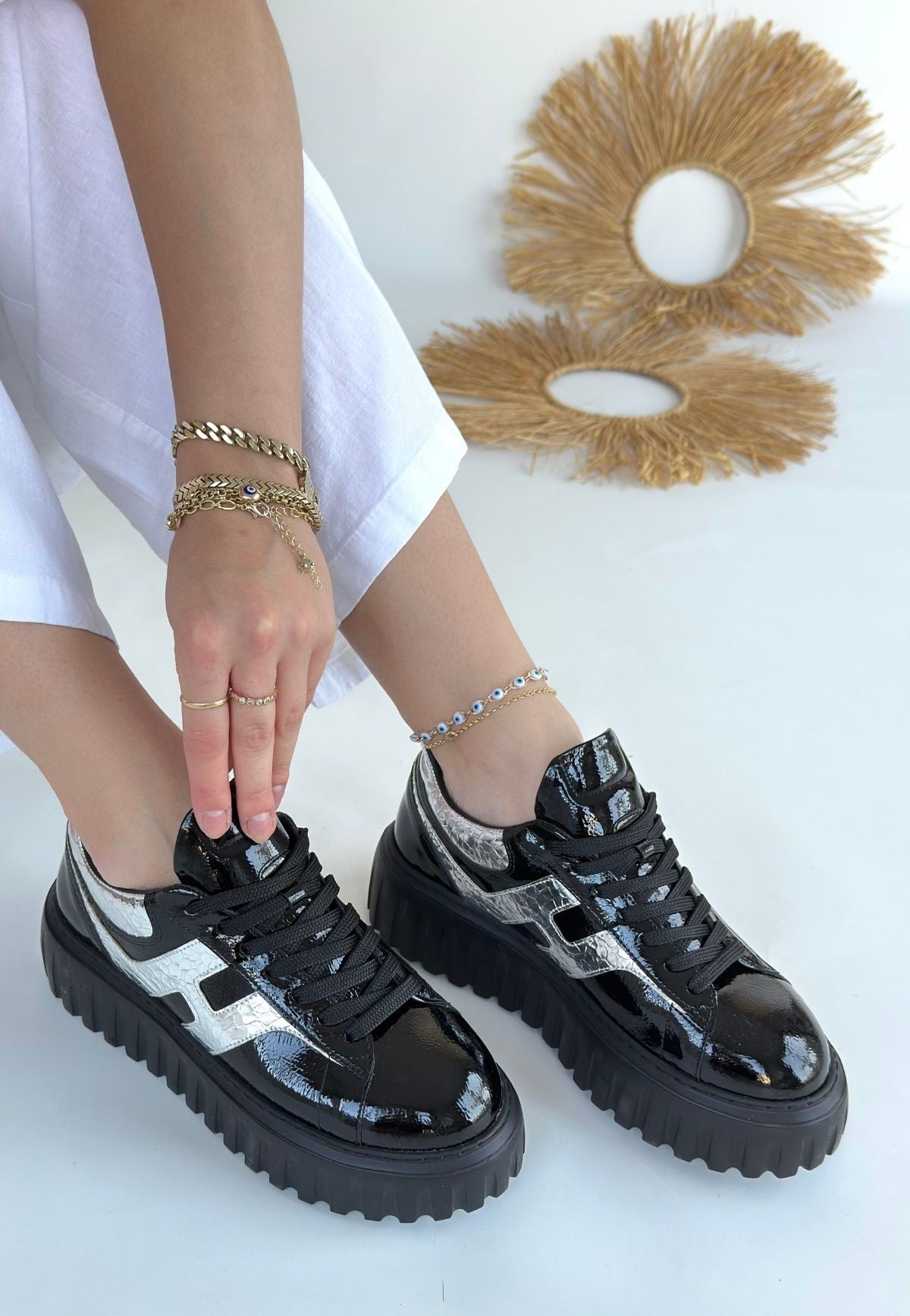 Gesti Siyah Rugan Gümüş Detaylı Bağcıklı Spor Ayakkabı